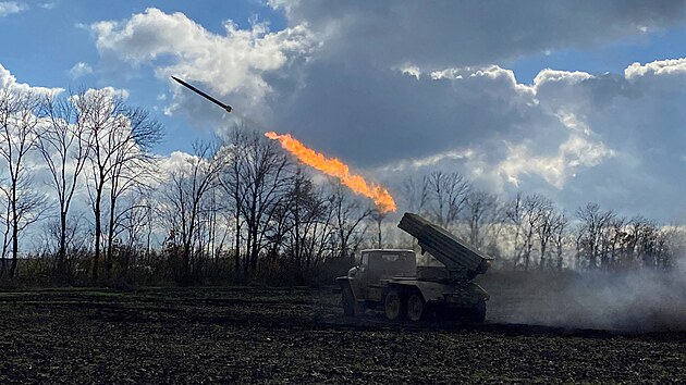 Ukrajinští vojáci střílí z raketometu BM21 Grad na frontové linii na hranici Charkovské a Luhanské oblasti. (3. listopadu 2022)