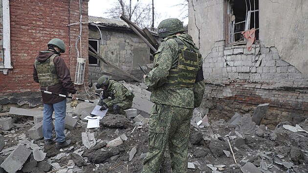 Vyšetřovatelé zkoumají místo po ostřelování ve městě Makajevka v Doněcké oblasti. (3. listopadu 2022)