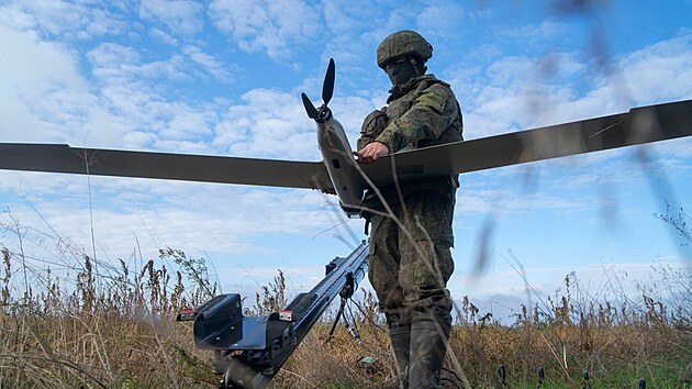 Ruský servisní technik obsluhuje bezpilotní vzdušný prostředek (UAV) typu ZALA. (3. listopadu 2022)