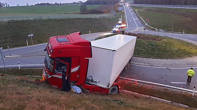 Hav�rie kamionu na D3 u �esk�ch Bud�jovic (5. listopadu 2022).