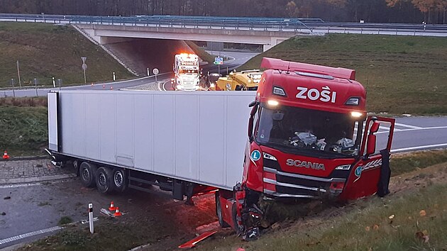 Havárie kamionu na D3 u Českých Budějovic (5. listopadu 2022).
