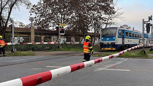 Policejn auto v praskch Holeovicch nabouralo do eleznin signalizace (6. listopadu 2022).