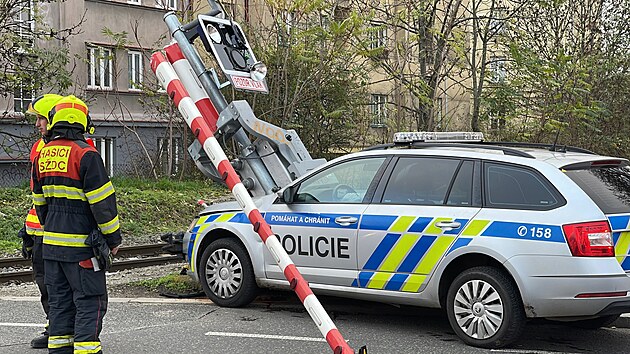 Policejní auto v pražských Holešovicích nabouralo do železniční signalizace (6. listopadu 2022).