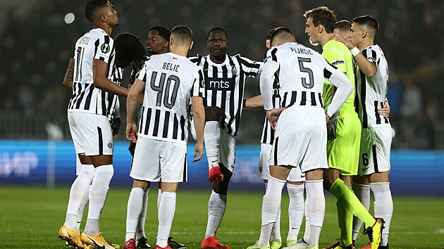 Fotbalist� Partizanu B�lehrad p�ed utk�n�m Konferen�n� ligy proti Slov�cku.