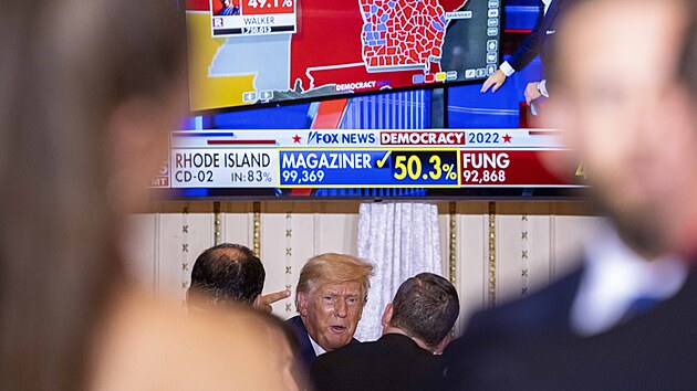 Bval americk prezident Donald Trump sleduje ve svm sdle na Florid vsledky voleb. (8. listopadu 2022)