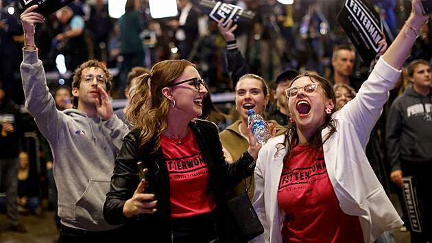 P��znivci demokrata Johna Fettermana oslavuj� jeho zvolen� do Sen�tu v Pensylv�nii. (8. listopadu 2022)