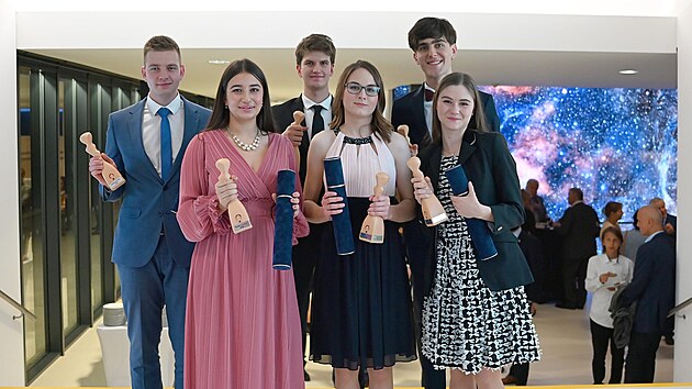 Absolvent ���rsk� pr�myslovky Ji�� Mo�ner p�evzal ocen�n� �esk� hlavi�ky za t�mov� maturitn� projekt. Se sv�mi spolu��ky sestrojil p��davn� pohon pro invalidn� voz�k. Na spole�n�m sn�mku s dal��mi ocen�n�mi je zcela vlevo.