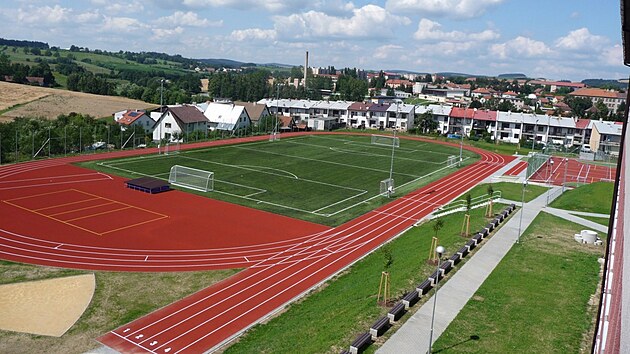 Sportovn�-relaxa�n� are�l Lu��nky v Byst�ici nad Pern�tejnem. Na jednom m�st� z�jemci najdou fotbalov� h�i�t�, sportovn� halu s baz�nem, koupali�t�, zimn� stadion, workoutov� a d�tsk� h�i�t�, pumptrack i hotel. Radnice nyn� za��n� stav�t nov� kabiny.