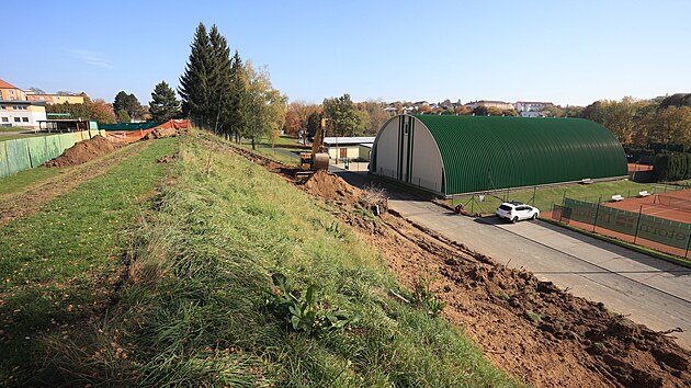 Stavebn� pr�ce v are�lu byst�ick�ho sportovn�ho centra byly zah�jeny. Nov� z�zem� zapu�t�n� ve svahu mezi fotbalov�m h�i�t� a tenisov�mi kurty by m�lo b�t hotov� v ��jnu p��t�ho roku.