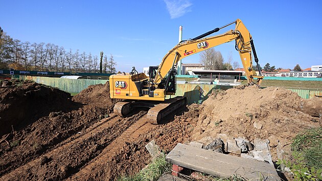 Stavebn� pr�ce v are�lu byst�ick�ho sportovn�ho centra byly zah�jeny. Nov� z�zem� zapu�t�n� ve svahu mezi fotbalov�m h�i�t� a tenisov�mi kurty by m�lo b�t hotov� v ��jnu p��t�ho roku.