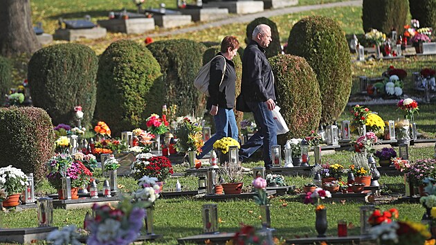 Na h�bitovy okolo sv�tku Pam�tky zesnul�ch m��� mnohon�sobn� v�ce lid� ne� jindy. (31. listopadu 2022)