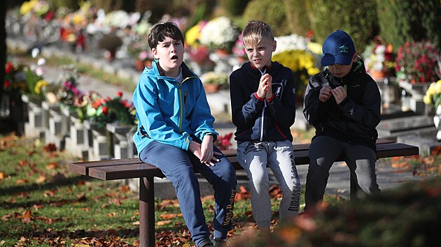 Na h�bitovy nyn� jezd� cel� rodiny. (31. listopadu 2022)