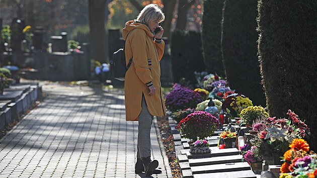 Ter�em z�jmu zlod�j� mohou b�t p�i �i�t�n� hrob� odlo�en� kabelky, pen�enky nebo mobiln� telefony. (31. listopadu 2022)