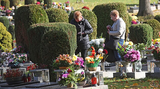 Stovky lid� si p�ich�zej� zavzpom�nat na sv� bl�zk�. (31. listopadu 2022)