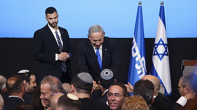 Benjamin Netanjahu v sdle sv strany bhem izraelskch parlamentnch voleb v Jeruzalm (2. listopadu 2022)