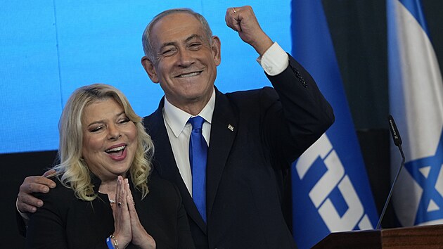 Benjamin Netanjahu se svou manelkou v sdle sv strany bhem izraelskch parlamentnch voleb v Jeruzalm (2. listopadu 2022)