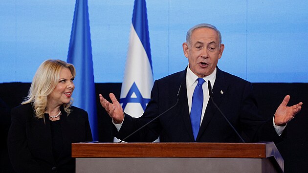 Benjamin Netanjahu se svou manelkou v sdle sv strany bhem izraelskch parlamentnch voleb v Jeruzalm (2. listopadu 2022)