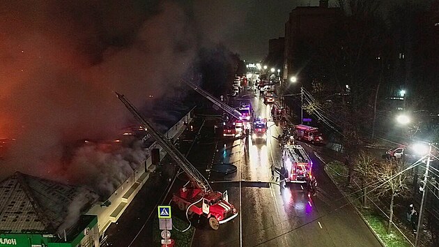 Hasi�i pracuj� na likvidaci po��ru v rusk� Kostrom�. (5. listopadu 2022)