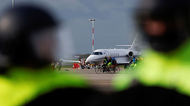 Klimatit aktivist protestuj proti zneiovn ivotnho prosted leteckou dopravou na amsterdamskm letiti Schiphol. (5. listopadu 2022)