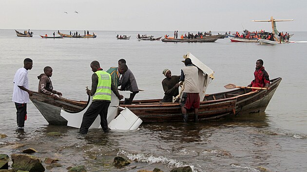 V Tanzanii havarovalo dopravn letadlo mstnch aerolini, pi pokusu o pistn skonilo ve Viktoriin jezee. (6. listopadu 2022)