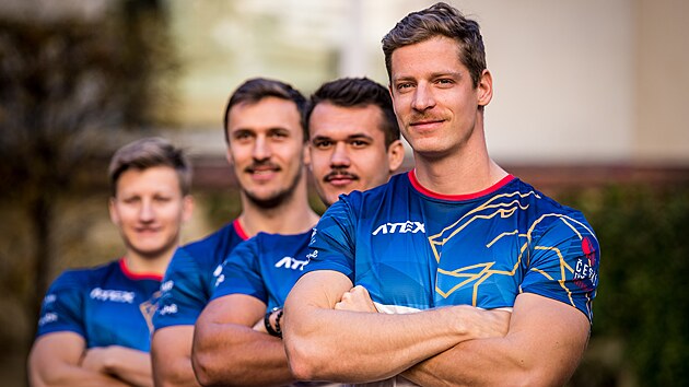 Pos�dka �ty�bobu ve slo�en� zprava Dominik Dvo��k, David Bure�, J�chym Proch�zka a Dominik Z�lesk� p�zuj� po tiskov� konferenci �esk� bobov� reprezentace p�ed za��tkem nov� sezony.