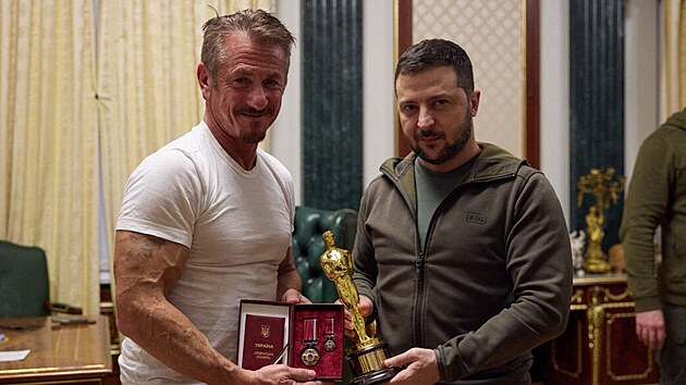 Herec Sean Penn a ukrajinsk� prezident Volodymyr Zelenskyj (8. listopadu 2022)