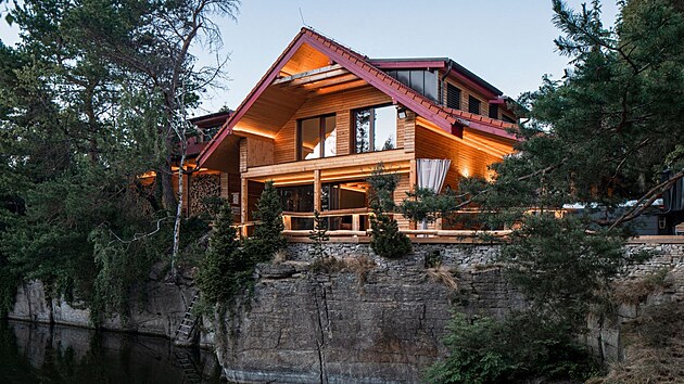 D�evostavba nad jezerem  m� i vy�e�en� venkovn� LED osv�tlen�.