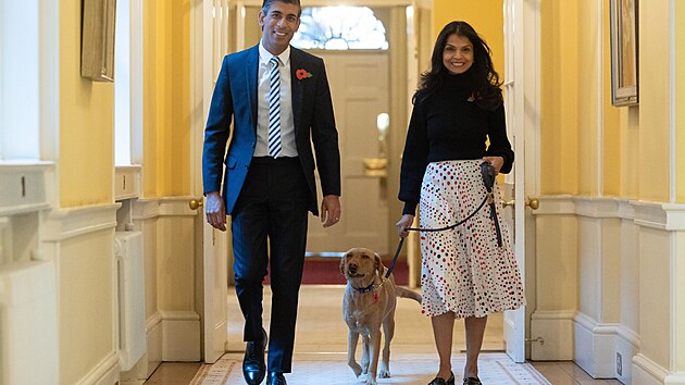 Nový britský premiér Rishi Sunak, jeho manželka Akshata Murtyová a labrador Nova se nastěhovali do Downing Street. (31. října 2022)