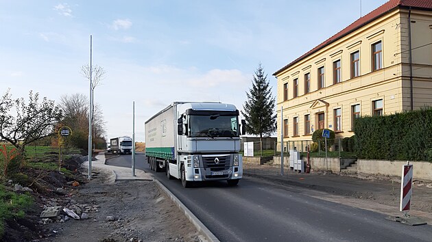 Kamiony sjíždějí do Stradouně, kudy v prosinci povede dálnice.
