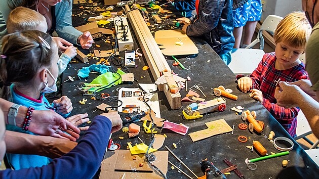 Festival Maker Faire nab�dl jak d�tem, tak dosp�l�m z�bavu i pou�en�, a to nejen ze sv�ta modern�ch technologi�, ale t� �emesel.