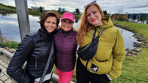 Regina �andov� s moder�torkou Zuzanou Bure�ovou a re�is�rkou Mark�tou Oddfish Ne�lehovou b�hem nat��en� po�adu 13. komnata (2022)