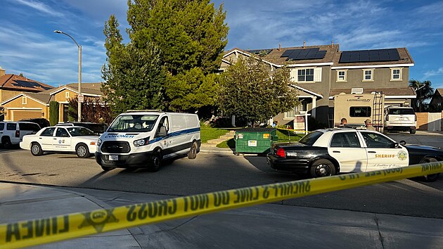 Policejn vozy a vz koronera ped domem zpvka Aarona Cartera, kter byl nalezen mrtv ve van (6. listopadu 2022).