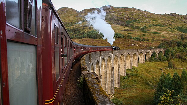 Prjezd pes Glenfinnan nahn slzy do o pasarm i lidem, kte pili vlaku jen zamvat.