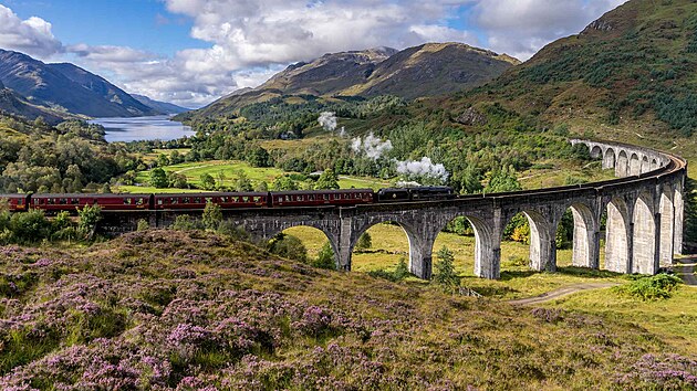 B�hem zhruba dvouhodinov� cesty tam a o n�co krat�� cesty zp�tky proj�d� vlak po slavn�m viaduktu Glenfinnan, kolem impozantn�ho monumentu jakobit�, po nich� dostala souprava jm�no, i st��b�it�ch pl�� jezera Morar.