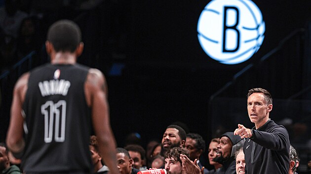 Steve Nash, trenr Brooklyn Nets, ukazuje na svho svence Kyrieho Irvinga.