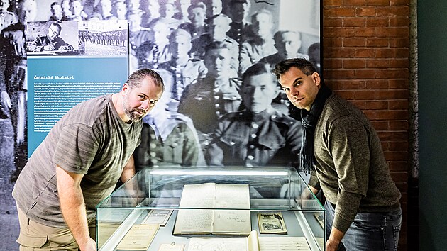 Na snímku autoři výstavy Muzea východních Čech o četnících Miloš Bernart (vlevo) a Jan Hrubecký