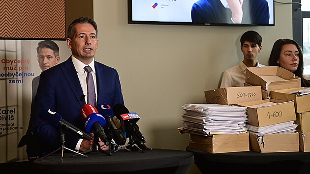 Podnikatel Karel Divi na tiskov konferenci ohlsil, e sesbral potebn poet podpis pro prezidentskou kandidaturu. (4. listopadu 2022)