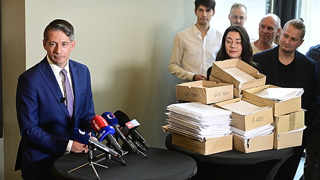 Podnikatel Karel Diviš na tiskové konferenci ohlásil, že sesbíral potřebný počet podpisů pro prezidentskou kandidaturu. (4. listopadu 2022)