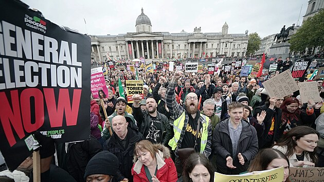 Tisce lid v Londn demonstrovaly za vypsn parlamentnch voleb. (5. listopadu 2022)
