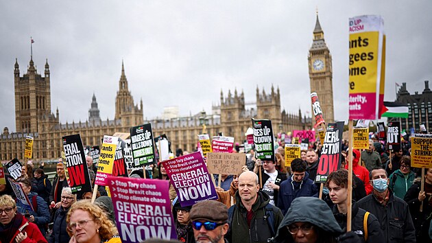 Tisce lid v Londn demonstrovaly za vypsn parlamentnch voleb. (5. listopadu 2022)