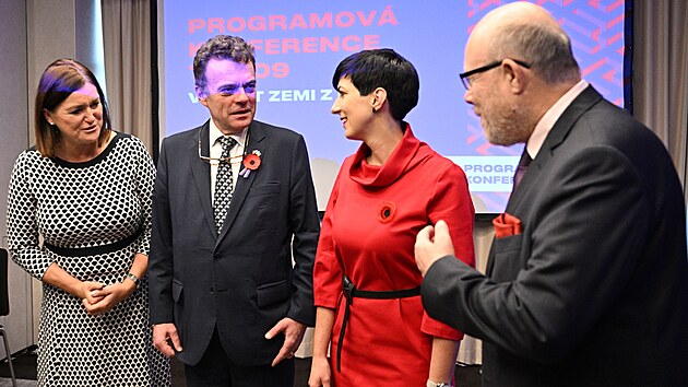 Zprava  vicepremir a ministr zdravotnictv Vlastimil Vlek, pedsedkyn TOP 09 Markta Pekarov Adamov, sentor a 1. mstopedseda strany Tom Czernin a ministryn pro vdu, vzkum a inovace Helena Langdlov diskutuj ped zahjenm konference.
