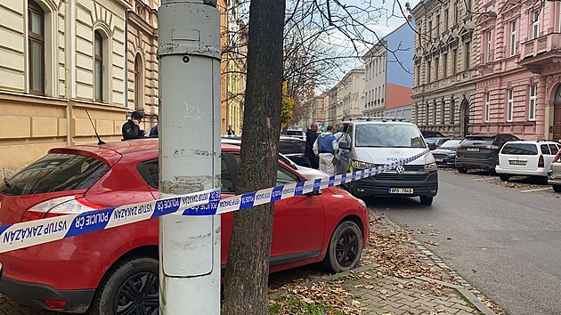 V Plzni v bytovém domě v Plachého ulici byla zavražděna 46letá žena. Pachatel utekl, policisté po něm pátrají. (1. listopadu 2022)