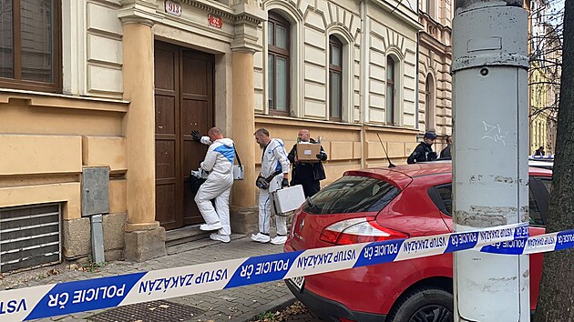 V Plzni v bytovém domě v Plachého ulici byla zavražděna 46letá žena. Pachatel utekl, policisté po něm pátrají. (1. listopadu 2022)