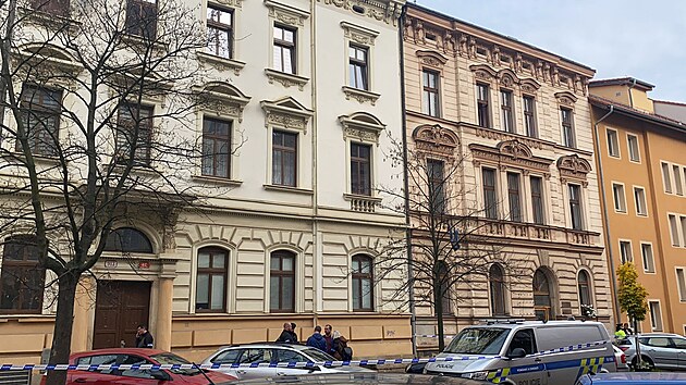 V Plzni v bytovm dom v Plachho ulici byla zavradna 46let ena. Pachatel utekl, policist po nm ptraj. (1. listopadu 2022)