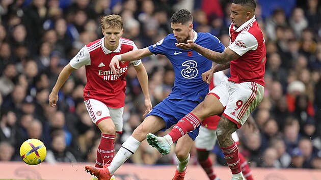 Jorginho v dresu Chelsea se ocitl v obleen dvou fotbalist Arsenalu  Gabriela Jesuse (vpravo) a Martina degaarda.