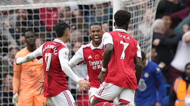 Bukayo Saka z Arsenalu (tet zleva zdy) oslavuje se spoluhri jedin gl v utkn s Chelsea.