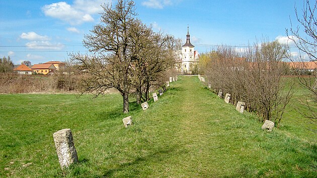 Arel na trojhelnkovm pozemku, kde se nyn park nachz, vymezuje eleznin tra, silnice a st pvodn historick cesty.