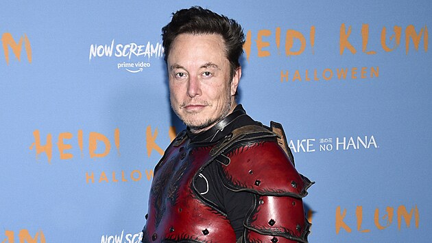 Elon Musk na halloweenské party modelky Heidi Klumové (New York, 31. íjna 2022)