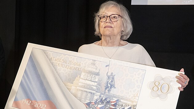 Marta Kubiov slavc 80. narozeniny s vlastn pamtn bankovkou (1. listopadu 2022)