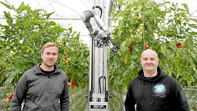 Farm�� Mat�j Sklen�� (vlevo) a v�voj�� Vratislav Bene� testuj� prototyp robota Fravebot v Brn�. (listopad 2022)